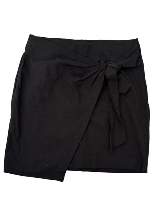 Dynamite Dresses & Skirts - 🔥2/$15 NWOT Women’s Black Wrap Mini Skirt with Tie Front Size Medium Academia
